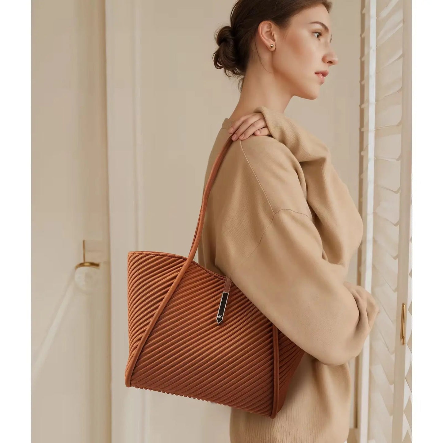 Elegant Pleated Shoulder Tote – Lightweight Minimalist Handbag for Work & Travel