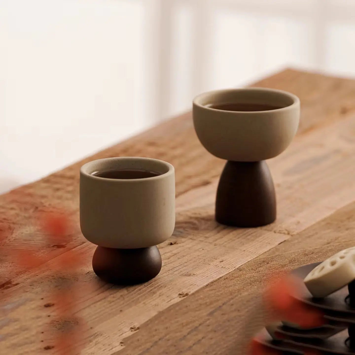 Arcadian Pedestal Serving Bowl – Minimalist Ceramic & Oak-Tone Base